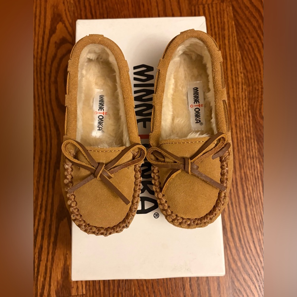 Minnetonka Slipper, Kids Size 9